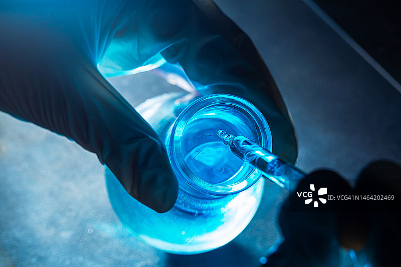蓝色科学实验玻璃管，研究人员用化学试管在液体玻璃实验室进行分析、医学、制药和科学研究的概念图片素材