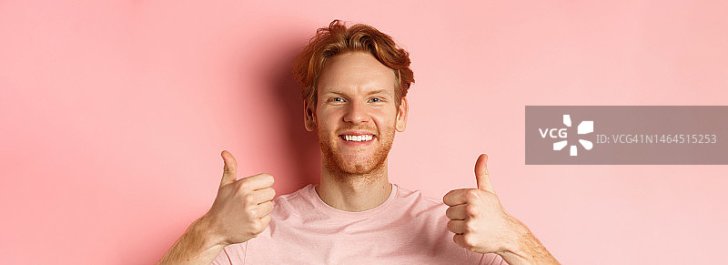 近距离的快乐男子红头发和胡子，伸出大拇指图片素材