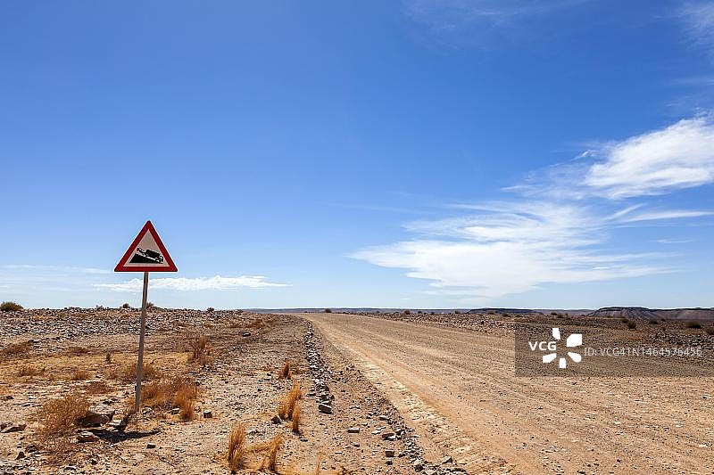 纳米比亚，砾石路，有警告的交通标志图片素材