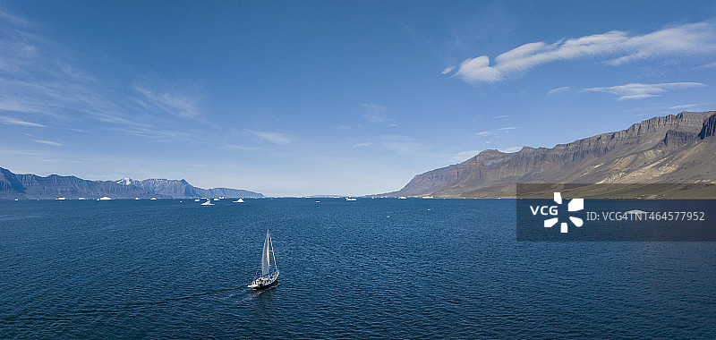 航拍考察游艇航行沿维加特半岛，格陵兰图片素材
