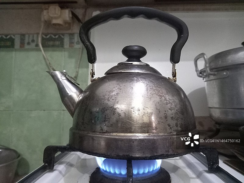 用水壶在炉子上烧水图片素材