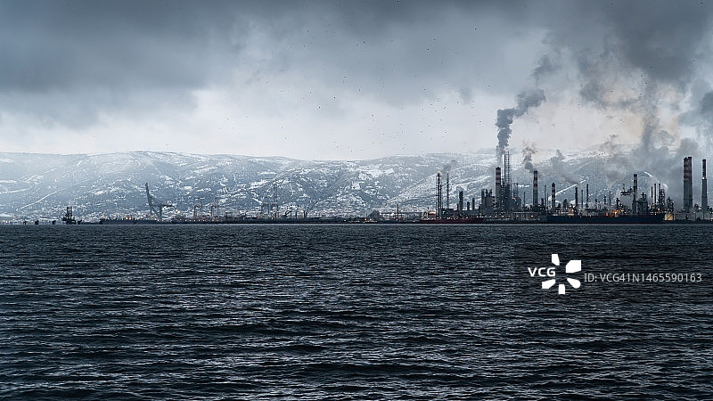 环境污染。炼油厂排放到大气中的有毒化学气体。包括选择性聚焦。包括噪音和颗粒图片素材