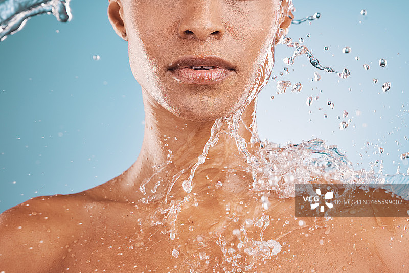 水，清洁和淋浴与一个模型黑人妇女在工作室在蓝色背景上的水合作用或卫生。放松，健康和豪华的水泼在女性在浴室护肤图片素材