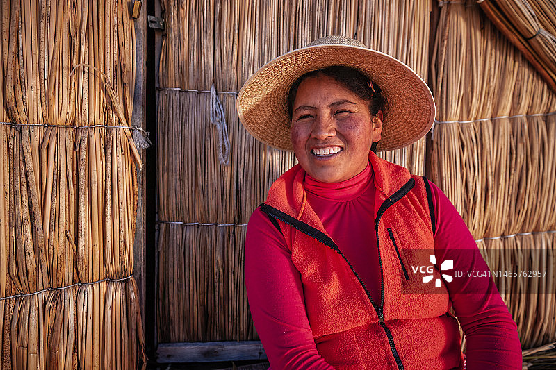 的的喀喀湖，一名秘鲁女子在乌罗斯浮岛上图片素材