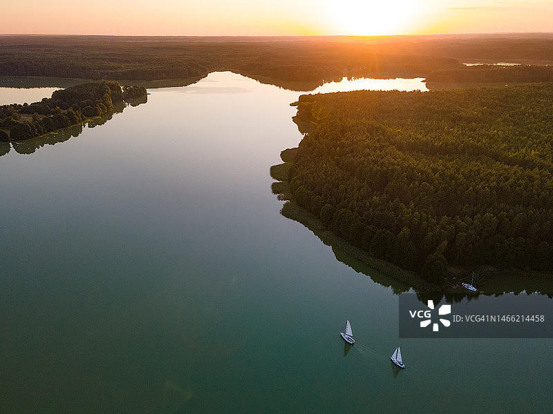 2020年，波兰波美拉尼亚省卡舒比亚(卡祖比)地区的Wdzydze湖上的日落图片素材