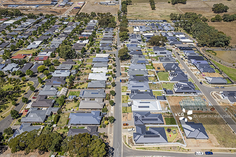 鸟瞰新农村住宅开发与已建成的住宅郊区图片素材