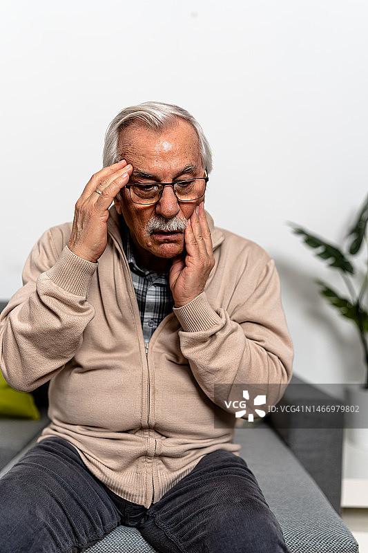 一位患有慢性偏头痛的老人的照片。图片素材