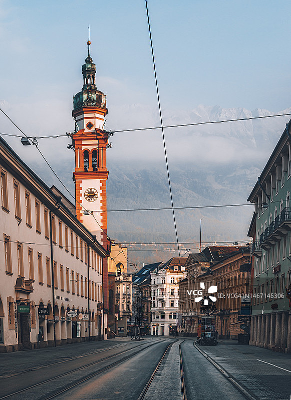 奥地利的风景:萨尔茨堡的市政厅塔，因斯布鲁克的老城区，北蒂罗尔的白雪皑皑的卡文德尔山日出。图片素材