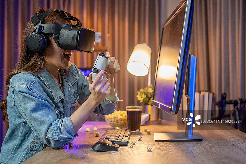 年轻女性在家玩VR游戏。图片素材