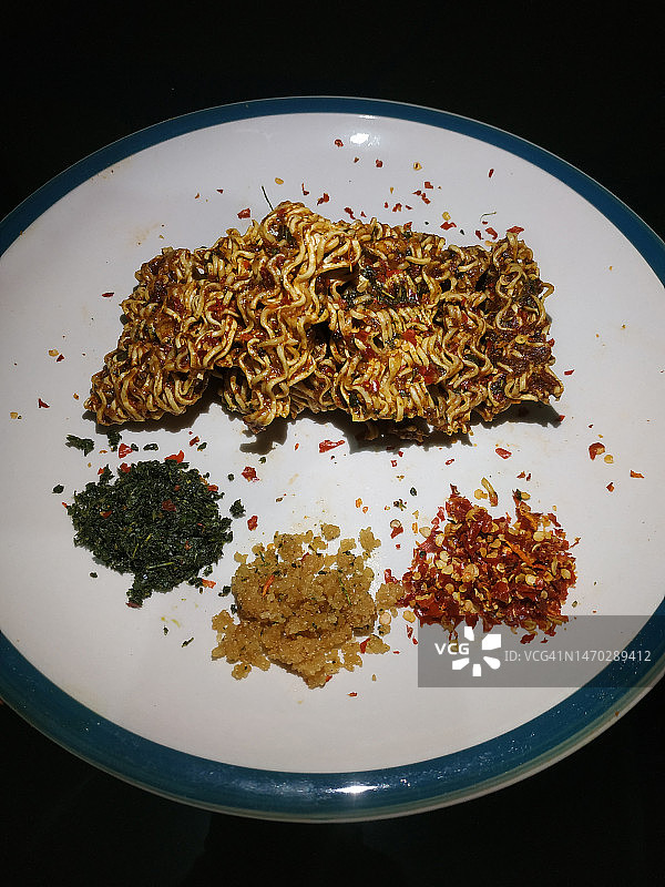 印度尼西亚，餐桌上盘子里的食物的高角度视图图片素材
