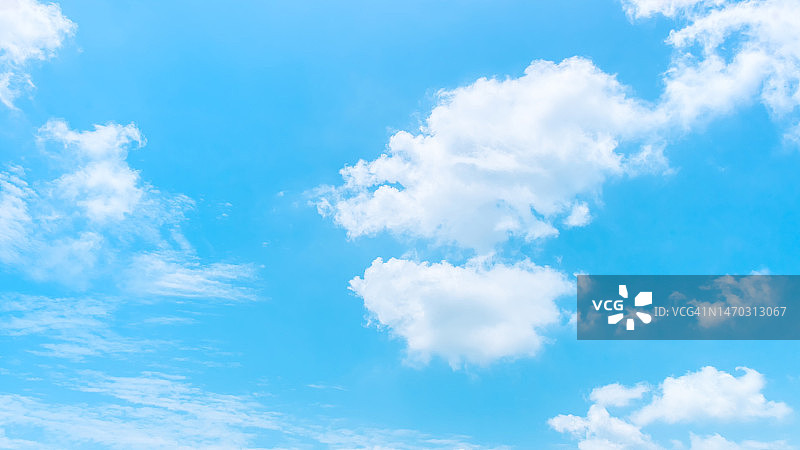 印度尼西亚蓝天中的云的低角度视图图片素材