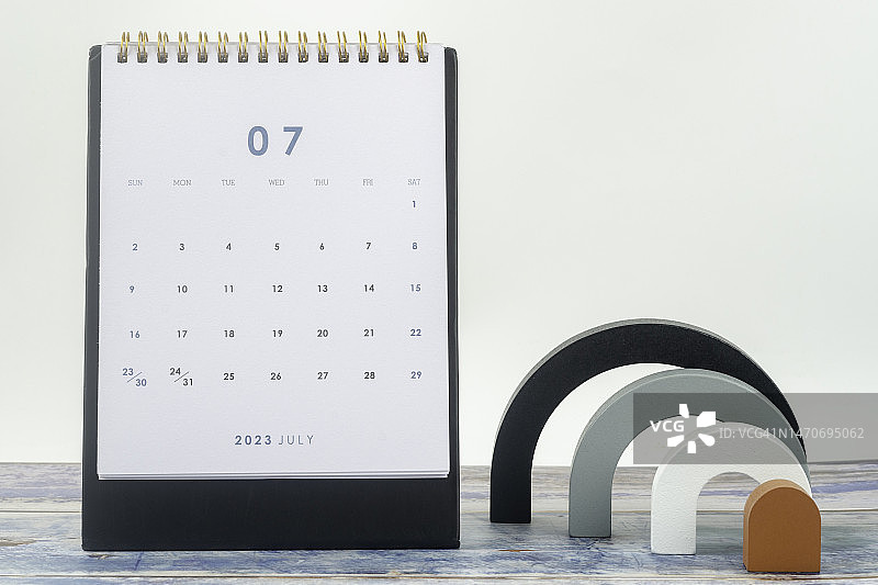 日历台2023:7月是组织者计划和截止日期的月份，浅灰黄色背景。图片素材