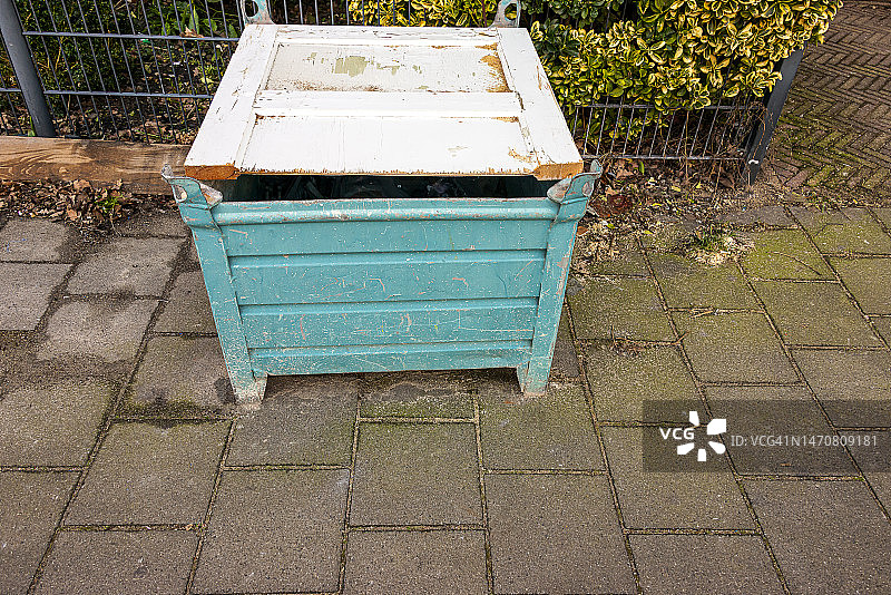 蓝钢开箱在大街上，用一块方形木板做盖子图片素材
