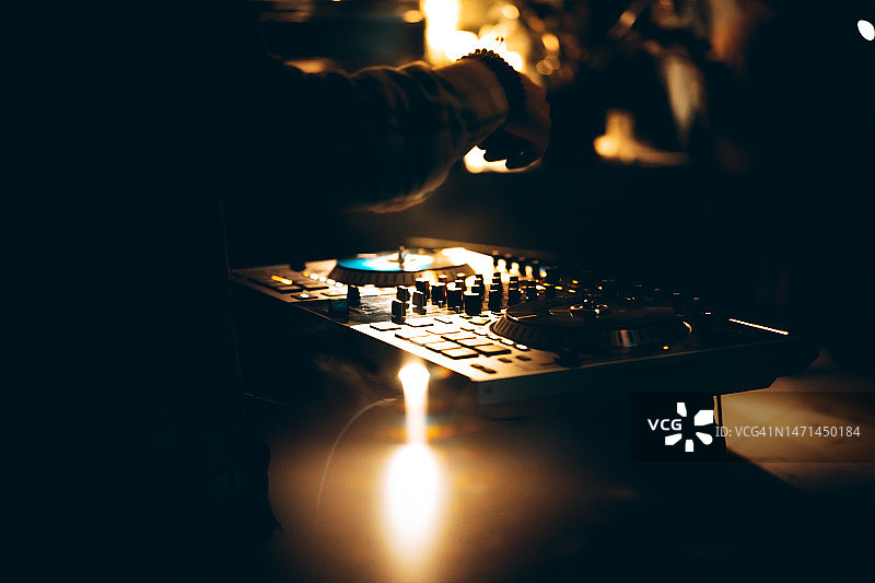 美国DJ工作与声音，旋转唱盘唱片在夜总会派对图片素材