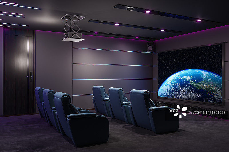 私人家庭影院室与投影屏幕，影院椅，扬声器和霓虹灯图片素材