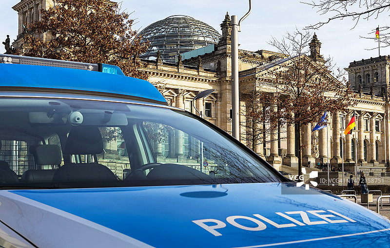 德国柏林，国会大厦/德国议会大厦前的警车图片素材