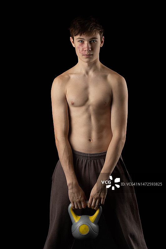 一个赤裸上身的17岁肌肉男孩，伦敦，英国图片素材