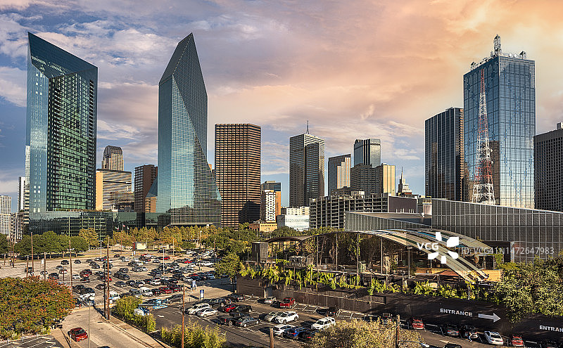 美国德克萨斯州达拉斯市现代建筑的市中心城市天际线视图图片素材