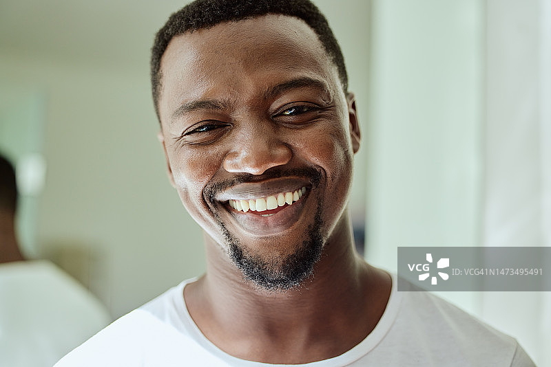 肖像，微笑和黑人男子在浴室，家庭和房屋面部护肤在尼日利亚。快乐男人的面孔，男性美容的早晨例行和卫生，公寓的自我护理和清洁化妆品图片素材