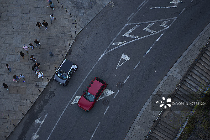 城市道路的俯视图，汽车在上面行驶图片素材
