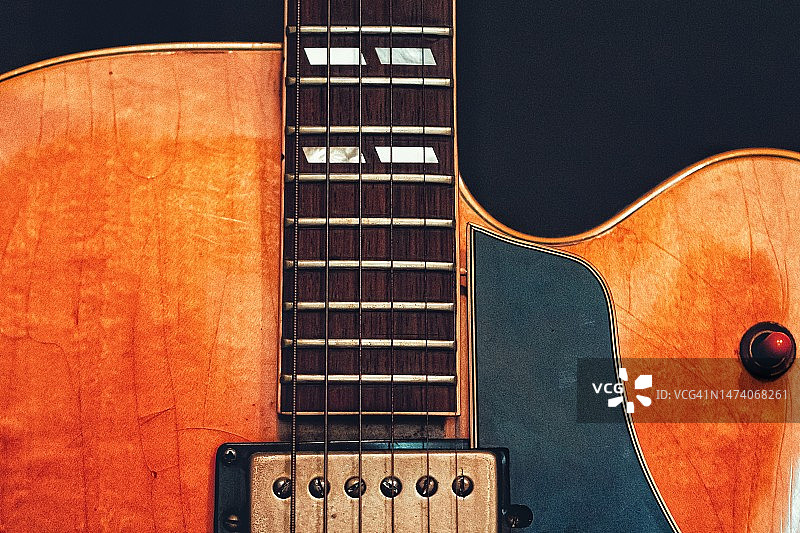 黑色背景上的老式电吉他特写图片素材