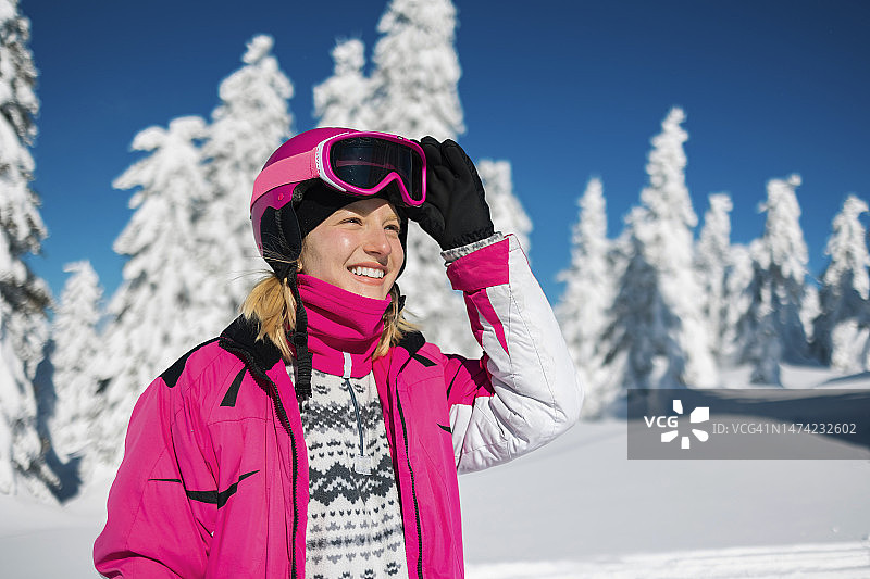 一个快乐的女人滑雪的肖像图片素材