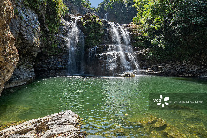 美丽的诺雅卡瀑布在哥斯达黎加太平洋海岸的野生野性的海岸美景图片素材