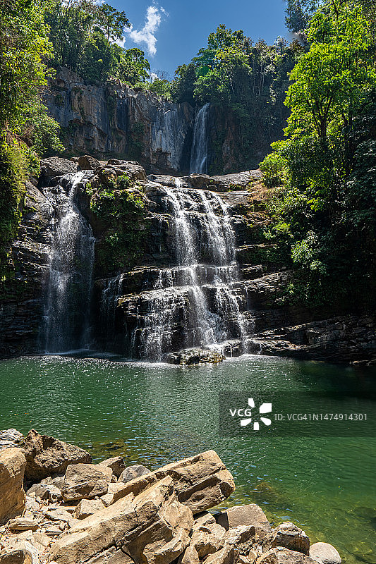 美丽的诺雅卡瀑布在哥斯达黎加太平洋海岸的野生野性的海岸美景图片素材
