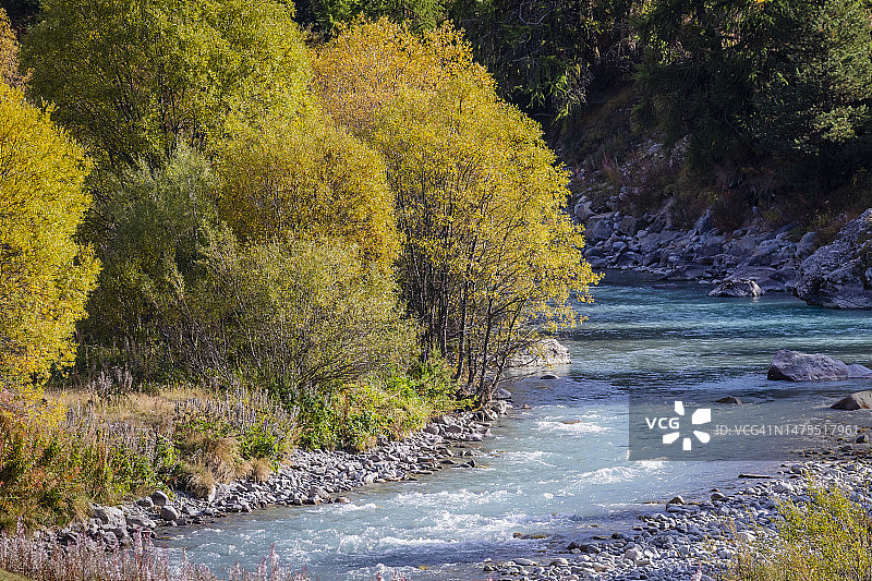 蓝河客栈进入阿尔卑斯山景观在恩加丁山谷附近的圣莫里茨，格劳宾登，瑞士阿尔卑斯山图片素材