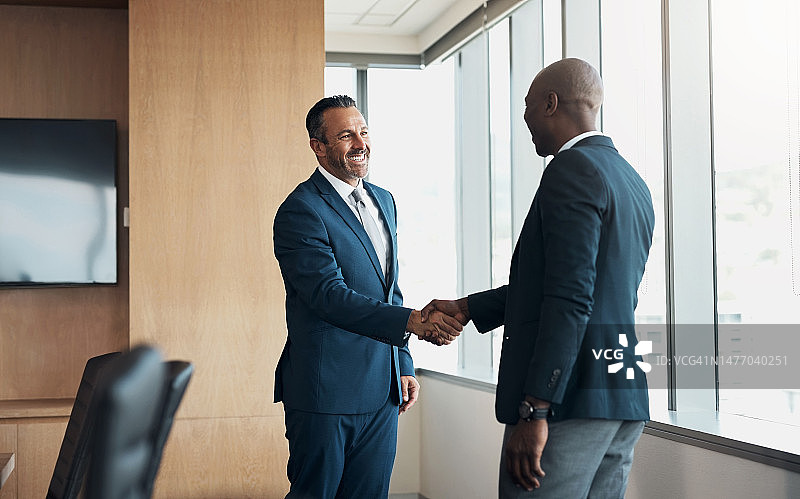 商务人士，握手和公司会议的伙伴关系，协作或问候在会议室。商务人士在b2b、交易或介绍中与同事握手图片素材