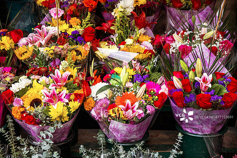 花店出售的五彩缤纷、生机勃勃的花束图片素材