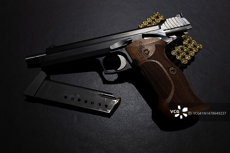 优雅的半自动9毫米手枪与瑞士海尔维蒂亚符号靠在子弹弹药图片素材