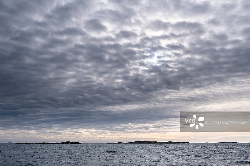 在芬兰波罗的海群岛的一个偏远岛屿Jurmo拍摄的晚冬忧郁海景图片素材
