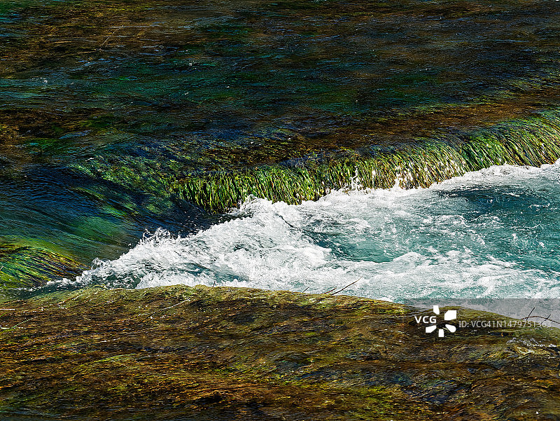 海浪溅在岩石上的高角度视图图片素材