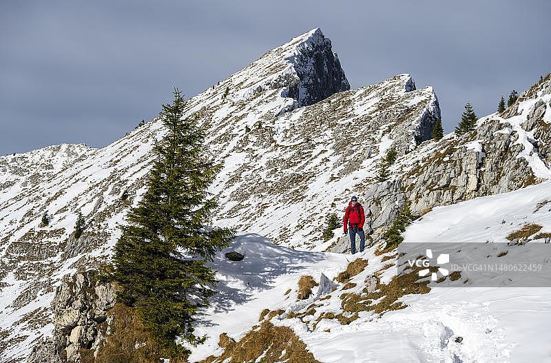 德国巴伐利亚州阿默高阿尔卑斯山脉的徒步旅行者在冬季徒步旅行，前往阿默高Hochplatte图片素材