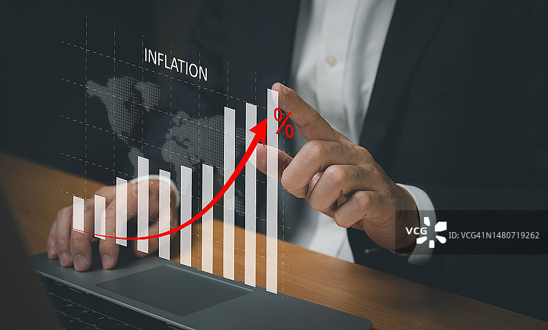 商人指着信息图表，用红色箭头分析有潜在增长和上升百分比的利率和通货膨胀率。全球经济和金融问题。图片素材