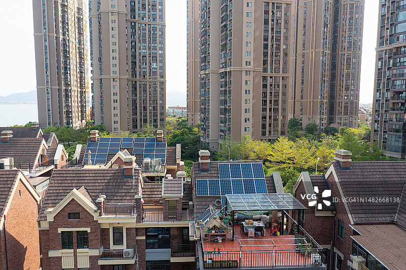 屋顶上有太阳能板的现代可持续住宅图片素材