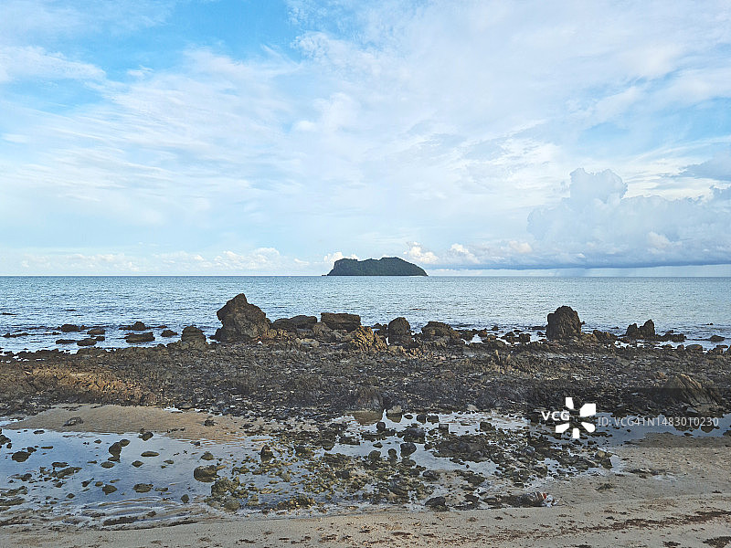 泰国湾退潮时的岩石海滩图片素材