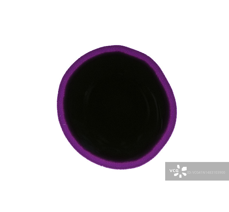 黑色和紫色的油漆滴滑动在白色的背景。图片素材