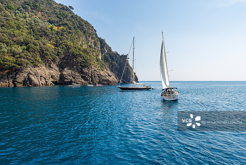 帆船在蓝色地中海-圣弗鲁托索利古里亚意大利图片素材