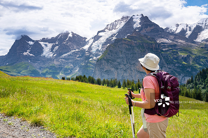 瑞士旅游-成熟的妇女徒步旅行瑞士阿尔卑斯山在少女峰地区图片素材