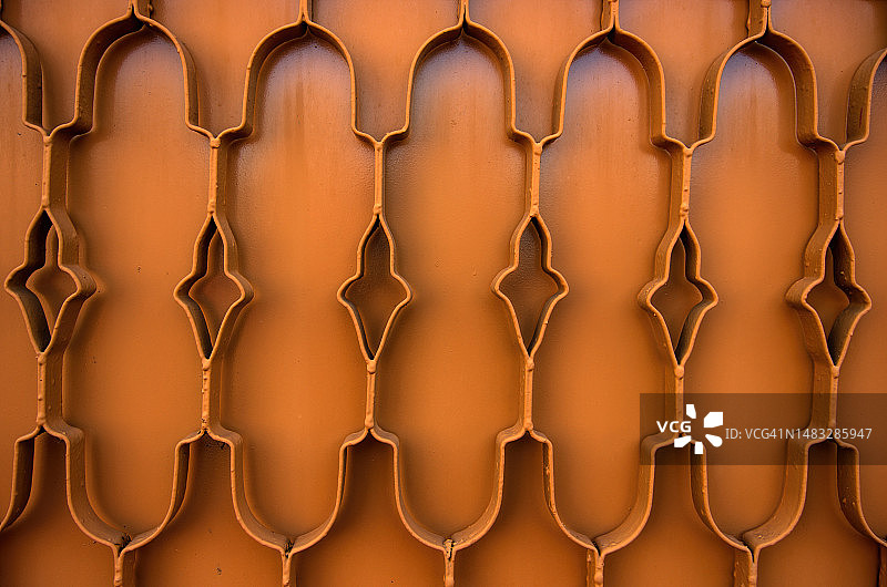 橙色大门上凸起的金属风格镜面橡子设计图片素材