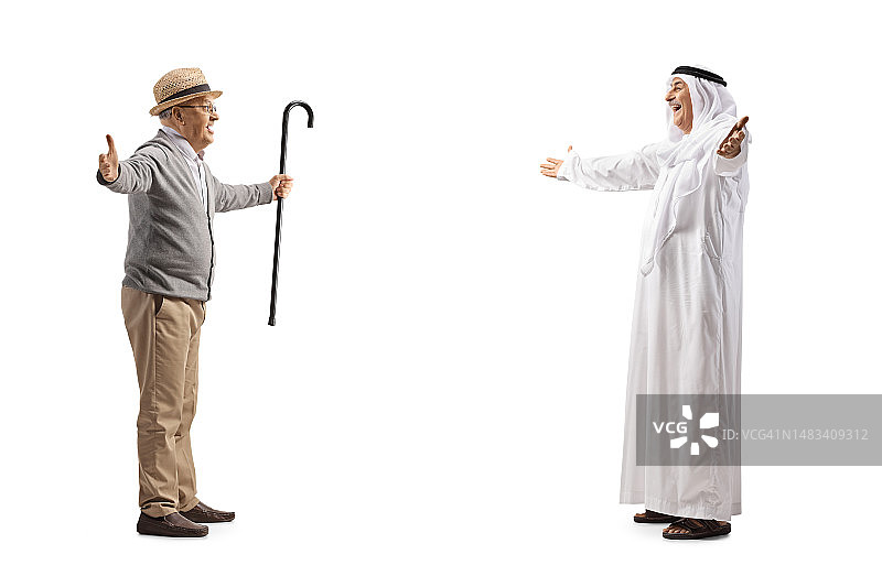 身穿传统穆斯林服装的阿拉伯男子张开双臂走向一位老人图片素材