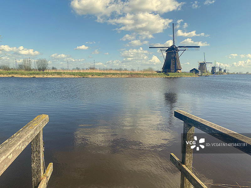 风车和日出时的河流全景，荷兰Kinderdijk图片素材