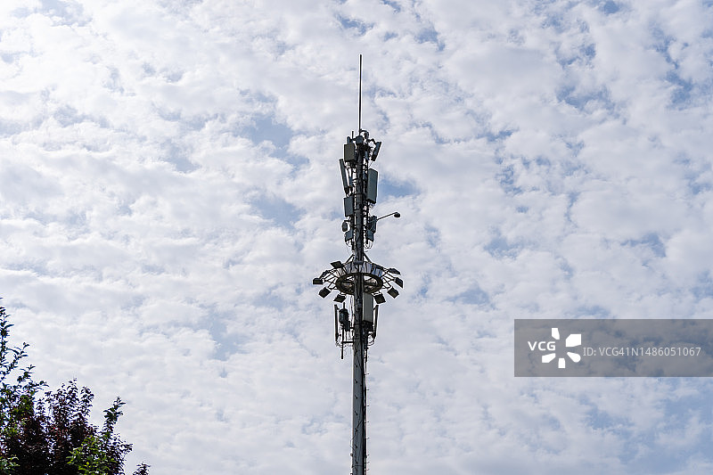 4G和5G蜂窝通信塔。蜂窝基站。无线通信天线发射机。图片素材