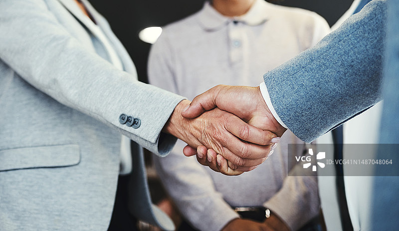 握手，收购和商务人士投资交易，b2b合同协议或客户谈判会议。欢迎人力资源招聘，感谢律师或人力资源经理面试图片素材