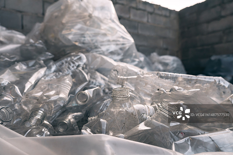 装满塑料瓶的透明袋子，用于回收、废物管理和塑料回收。图片素材