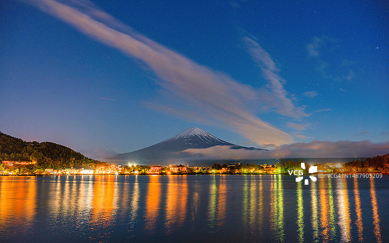 富士山位于日本山梨县，富士山夜间位于日本川口湖。图片素材