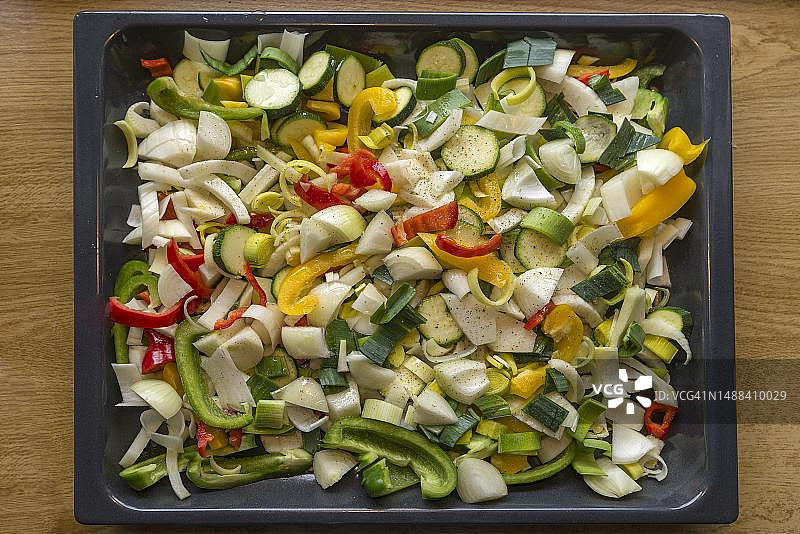烤盘上的新鲜蔬菜，红椒和绿椒，甘蓝，小胡瓜，韭菜，洋葱和茴香，德国巴伐利亚图片素材