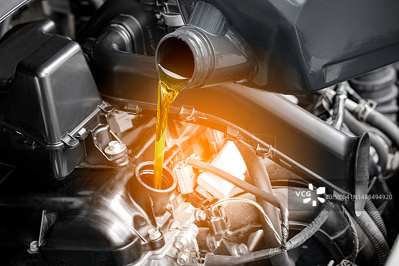 发动机加油和倒油质量汽车传动和维修齿轮。能源燃料的概念。图片素材